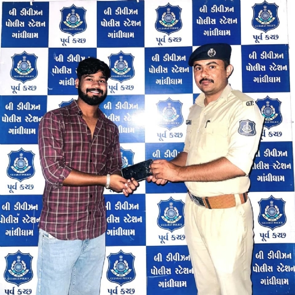 મોબાઈલ ફોન પરત કરાયા