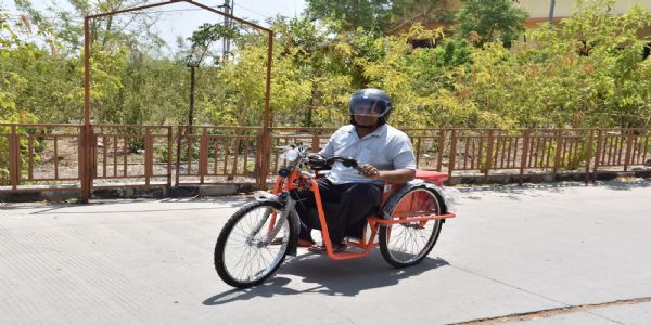 ગુજરાત સરકારની દિવ્યાંગ સાધન સહાય યોજનાથી દિવ્યાંગ શિક્ષક દિલીપ ખંભાળિયાના જીવનમાં આવ્યો આત્મનિર્ભરતાનો નવો ઉજાસ