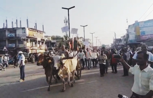 જંબુસરમાં ડીઝલની અછત, મોંઘવારી અને ખેડૂતોના પ્રશ્ને કોંગ્રેસનું અનોખું વિરોધ પ્રદર્શન