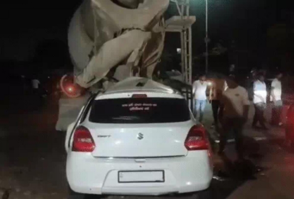 ટેન્કર પાછળ ઘૂસી ગયેલી કાર