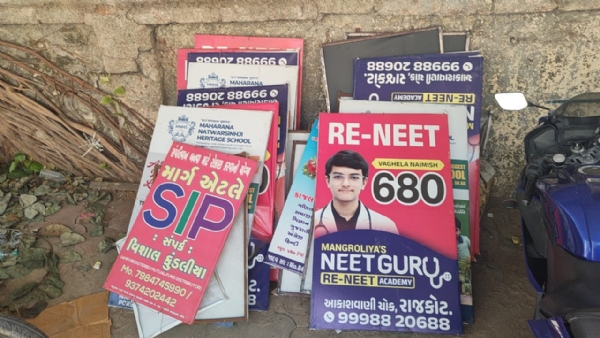 પી.જી.વી.સી.એલ દ્વારા વીજપોલ પર લગાવેલ બોર્ડ દૂર કરાયા.
