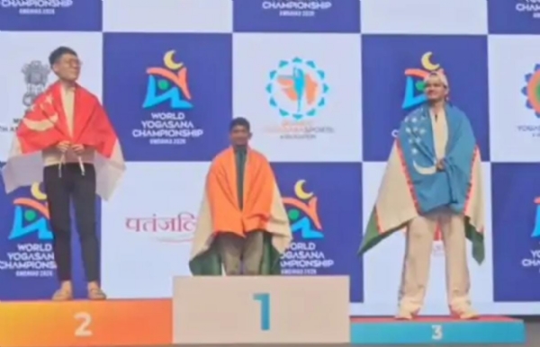 ગોલ્ડ મેડલ મેળવનાર યુવક ગોલ્ડ મેડલ મેળવનાર યુવક