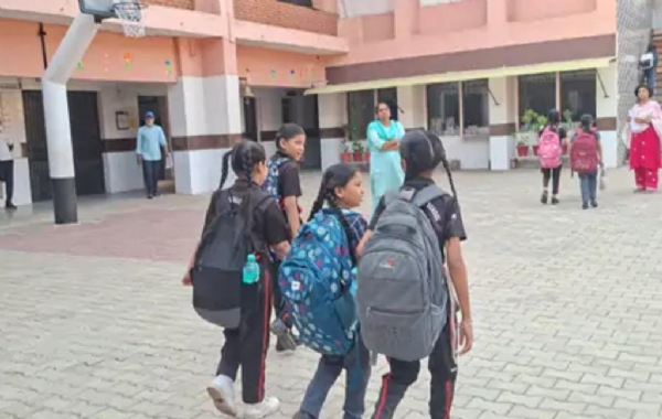 શાળા માં આવતા બાળકો શાળા માં આવતા બાળકો