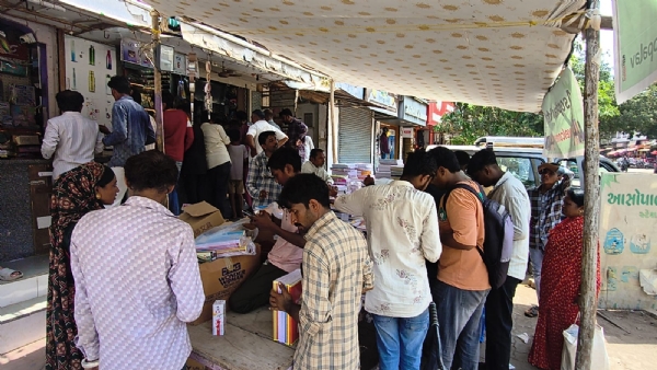 સ્ટેશનરી પર લોકોની ભીડ