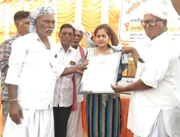 સમી તાલુકાના જલાલાબાદમાં બજાણીયા સમાજના વિદ્યાર્થીઓ માટે છઠ્ઠા ઈનામ વિતરણ કાર્યક્રમનું આયોજન કરવામાં આવ્યું.