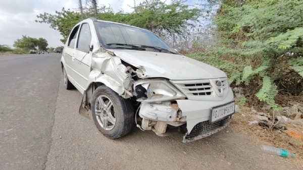 ભારવાડા ગામે કાર અને રિક્ષા વચ્ચે અકસ્માત.