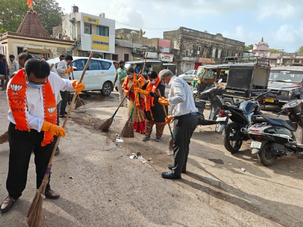 પોરબંદર મહાનગરપાલિકા દ્વારા વિશ્વ પર્યાવરણ સપ્તાહ નિમિત્તે સુદામા ચોક ખાતે વિશેષ સફાઈ અભિયાન યોજાયું.
