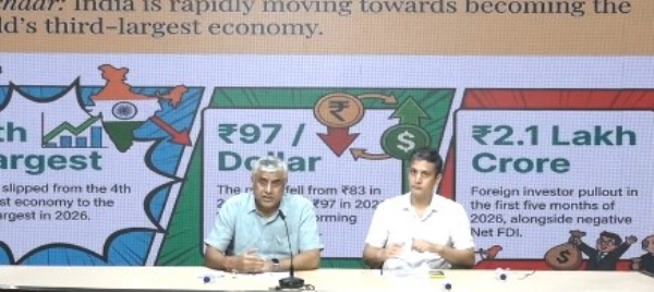 कांग्रेस मुख्यालय में प्रेस वार्ता करते हुए राजीव गौड़ा और अमिताभ दुबे।