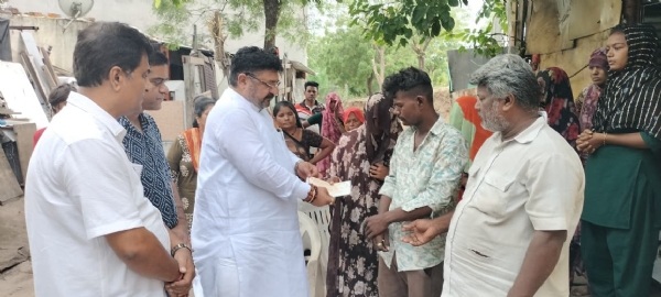 મહેસાણામાં દિવાલ ધરાશાયી થતાં મૃત્યુ પામેલા બાળકના પરિવારને ₹4 લાખની સહાય અપાઈ