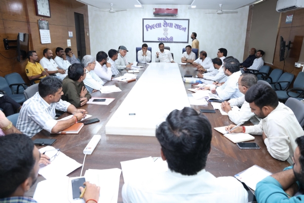 અમરેલીમાં વરસાદી પરિસ્થિતિની સમીક્ષા: કલેક્ટર કચેરીએ ધારાસભ્યો-અધિકારીઓ સાથે બેઠક, રાહત કામગીરી ઝડપી કરવા સૂચનાઓ