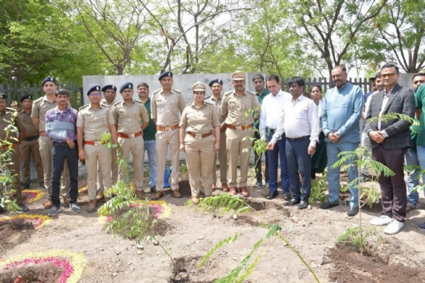 વૃક્ષા રોપણ કરતા અધિકારીઓ