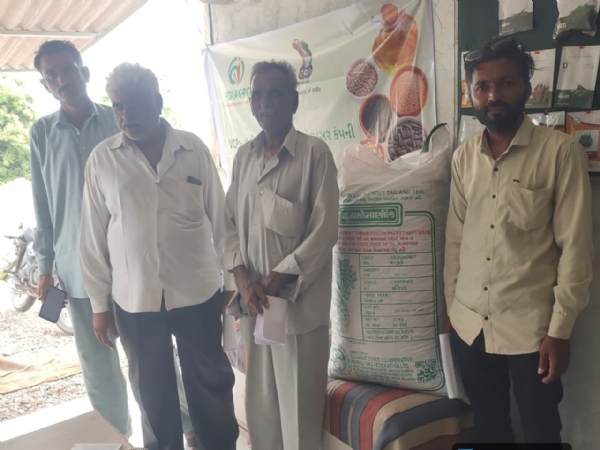 પોરબંદર જિલ્લાના 2,639  ખેડૂતોને NMEO-Oilseeds યોજના હેઠળ રૂ. 4.27 કરોડથી વધુના મગફળી બિયારણની સહાય.