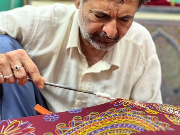 રોગન આર્ટ કળાના કારીગર આશિષ કંસારા