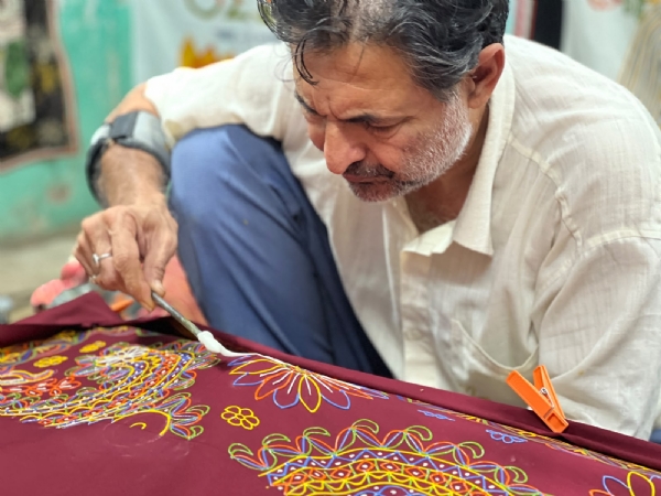 રોગન આર્ટ કળાના કારીગર આશિષ કંસારા
