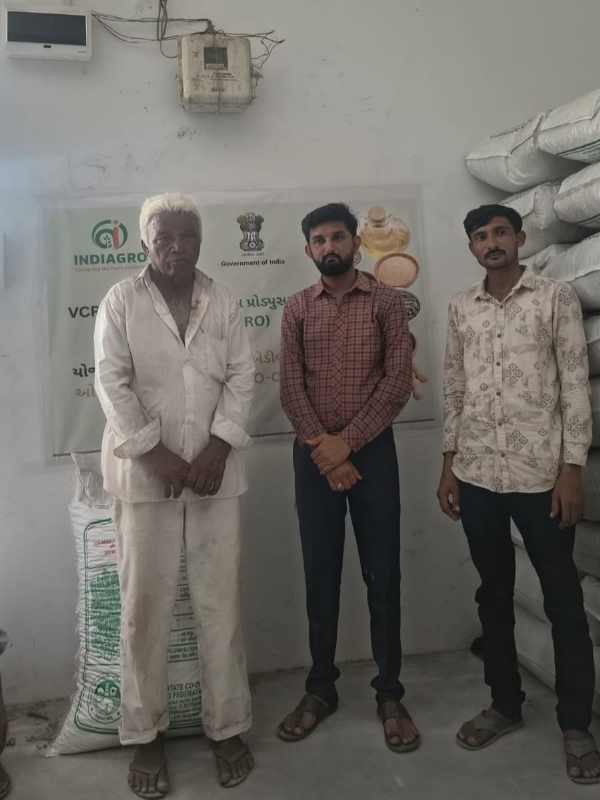 પોરબંદર જિલ્લાના 2,639  ખેડૂતોને NMEO-Oilseeds યોજના હેઠળ રૂ. 4.27 કરોડથી વધુના મગફળી બિયારણની સહાય.