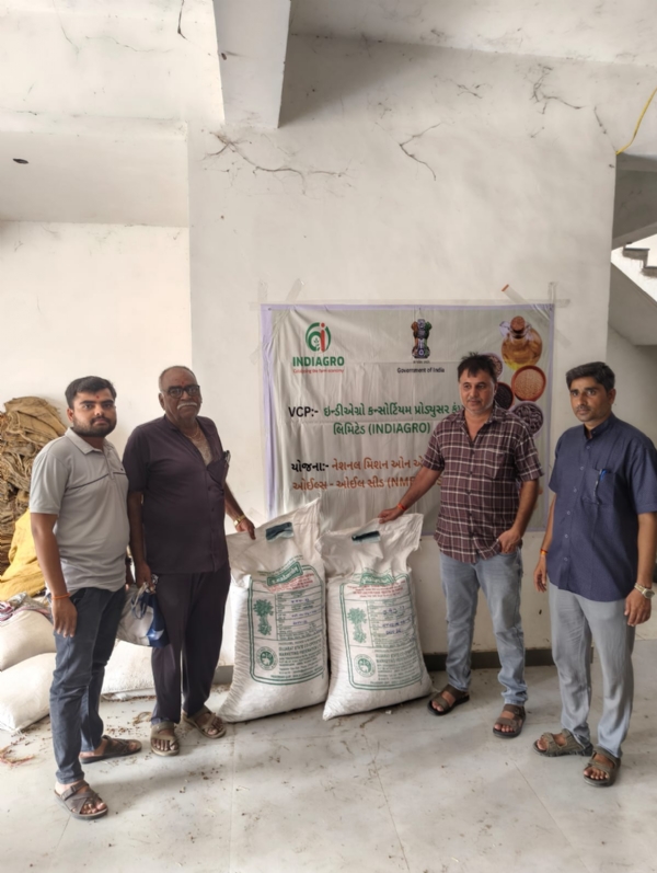 પોરબંદર જિલ્લાના 2,639  ખેડૂતોને NMEO-Oilseeds યોજના હેઠળ રૂ. 4.27 કરોડથી વધુના મગફળી બિયારણની સહાય.