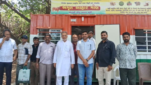 મંત્રીએ અમૃત આહાર મોલની મુલાકાત લઈ પ્રાકૃતિક ઉત્પાદનોની ખરીદી કરી. મંત્રીએ અમૃત આહાર મોલની મુલાકાત લઈ પ્રાકૃતિક ઉત્પાદનોની ખરીદી કરી.