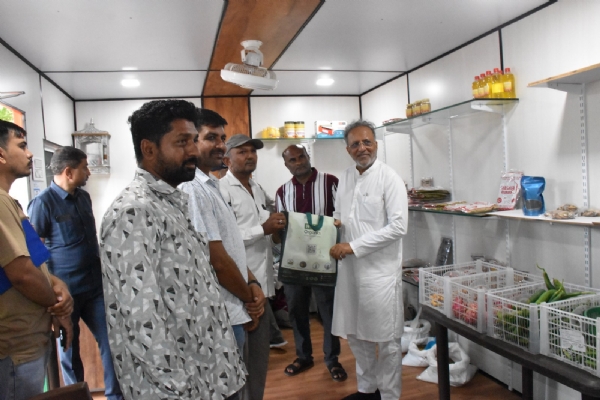 મંત્રીએ અમૃત આહાર મોલની મુલાકાત લઈ પ્રાકૃતિક ઉત્પાદનોની ખરીદી કરી. મંત્રીએ અમૃત આહાર મોલની મુલાકાત લઈ પ્રાકૃતિક ઉત્પાદનોની ખરીદી કરી.