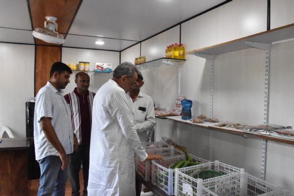 મંત્રીએ અમૃત આહાર મોલની મુલાકાત લઈ પ્રાકૃતિક ઉત્પાદનોની ખરીદી કરી. મંત્રીએ અમૃત આહાર મોલની મુલાકાત લઈ પ્રાકૃતિક ઉત્પાદનોની ખરીદી કરી.