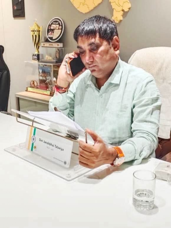 ધારાસભ્ય જનકભાઈ તલાવ્યાએ લાઠી કાર્યાલય ખાતે કાર્યકર્તાઓ સાથે બેઠક યોજી, રજૂઆતો સાંભળી