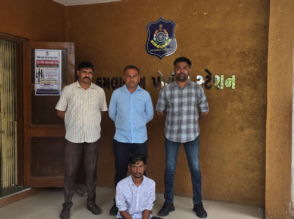 પોક્સો કેસનો ફરાર આરોપીને કમલાબાગ પોલીસે ઝડપી લીધો. પોક્સો કેસનો ફરાર આરોપીને કમલાબાગ પોલીસે ઝડપી લીધો.