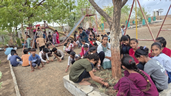 વાવેતર કરતા બાળકો વાવેતર કરતા બાળકો