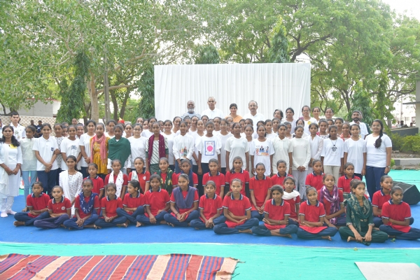 ગ્રામજનો સાથે રાજ્યપાલ ગ્રામજનો સાથે રાજ્યપાલ