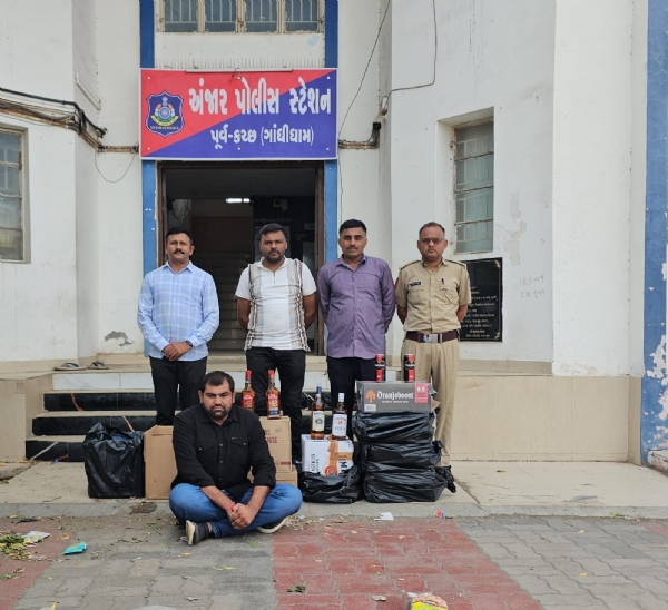અંજાર દારૂ કેસના મુદ્દામાલ સહિત આરોપીઓ અંજાર દારૂ કેસના મુદ્દામાલ સહિત આરોપીઓ