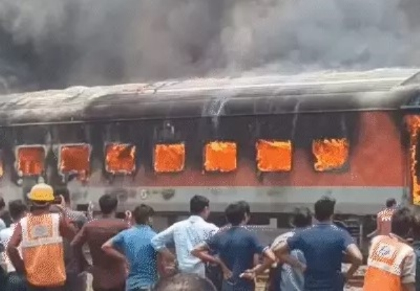 Fire breaks out in passenger train coach at Sabarmati Kaligam Yard Fire breaks out in passenger train coach at Sabarmati Kaligam Yard