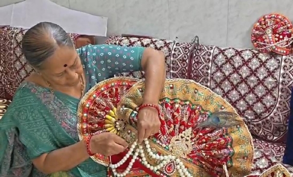 સાફા બનાવતા મહિલા સાફા બનાવતા મહિલા