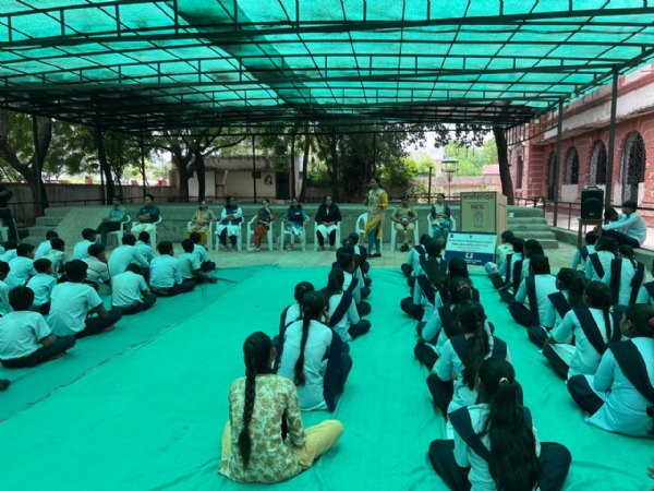 વિધાર્થીઓ ને માર્ગદર્શન આપતા અધિકારી