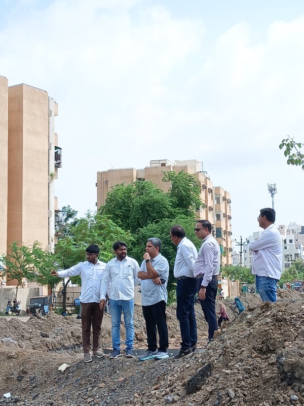 મુલાકાત લેતા કમિશનર મુલાકાત લેતા કમિશનર
