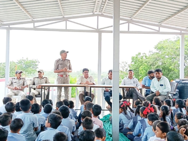 જાફરાબાદના લોર ગામે વન્યજીવ જનજાગૃતિ કાર્યક્રમ યોજાયો, વન વિભાગના અધિકારીઓએ આપ્યો સંરક્ષણનો સંદેશ જાફરાબાદના લોર ગામે વન્યજીવ જનજાગૃતિ કાર્યક્રમ યોજાયો, વન વિભાગના અધિકારીઓએ આપ્યો સંરક્ષણનો સંદેશ