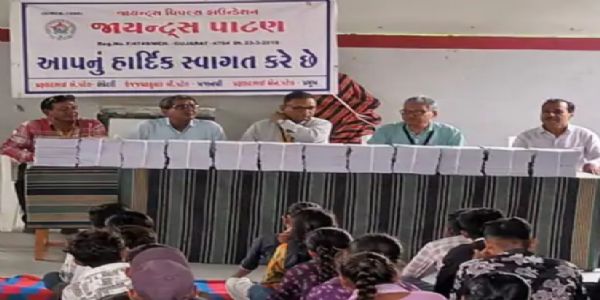 કોટાવડ શાળાના 102 વિદ્યાર્થીઓને ચોપડા અને શૈક્ષણિક કીટનું વિતરણ