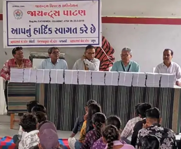 કોટાવડ શાળાના 102 વિદ્યાર્થીઓને ચોપડા અને શૈક્ષણિક કીટનું વિતરણ કોટાવડ શાળાના 102 વિદ્યાર્થીઓને ચોપડા અને શૈક્ષણિક કીટનું વિતરણ
