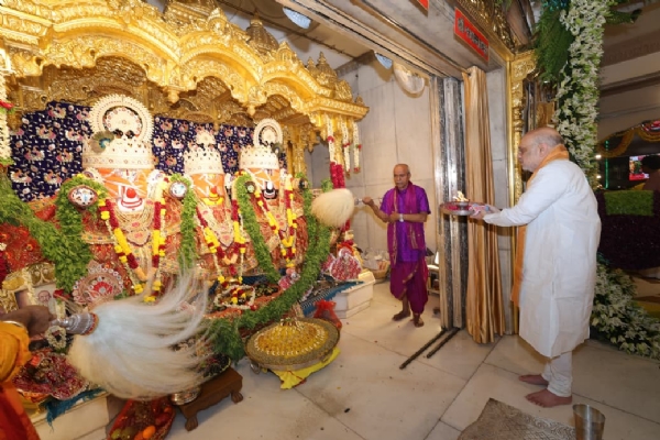 Union Home Minister Amit Shah performed Mangala Aarti at Jagannathji Temple in Ahmedabad and paid a devotional visit. Union Home Minister Amit Shah performed Mangala Aarti at Jagannathji Temple in Ahmedabad and paid a devotional visit.