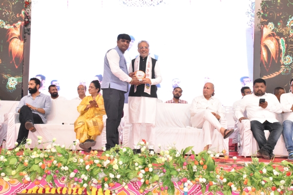 અષાઢી બીજ મહોત્સવ અને શોભાયાત્રામાં સહભાગી થતા વન અને પર્યાવરણ મંત્રી અર્જુન મોઢવાડીયા અષાઢી બીજ મહોત્સવ અને શોભાયાત્રામાં સહભાગી થતા વન અને પર્યાવરણ મંત્રી અર્જુન મોઢવાડીયા