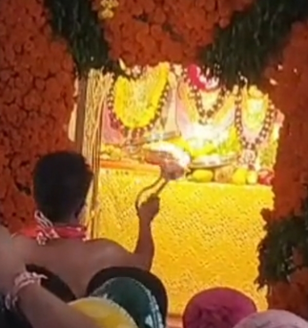 પાટણના પ્રસિદ્ધ જગન્નાથ મંદિરે વહેલી સવારે ભગવાનની વિશેષ પૂજા-અર્ચના, પરંપરાગત પહીંદ વિધિ અને દિવ્ય મંગળા આરતી યોજાઈ. પાટણના પ્રસિદ્ધ જગન્નાથ મંદિરે વહેલી સવારે ભગવાનની વિશેષ પૂજા-અર્ચના, પરંપરાગત પહીંદ વિધિ અને દિવ્ય મંગળા આરતી યોજાઈ.