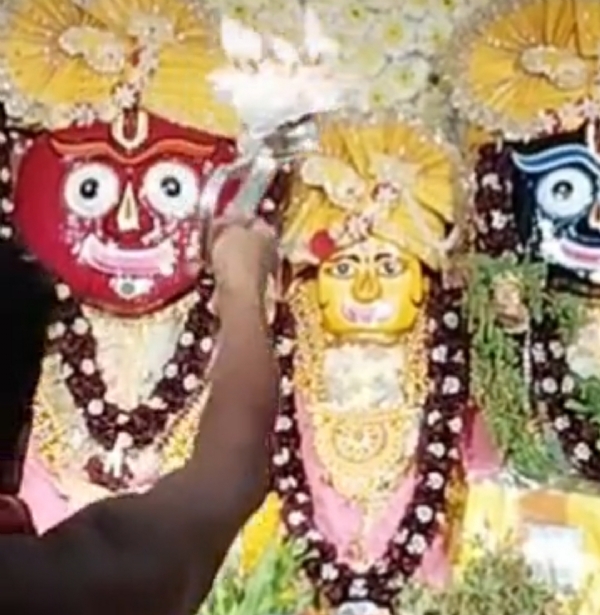 પાટણના પ્રસિદ્ધ જગન્નાથ મંદિરે વહેલી સવારે ભગવાનની વિશેષ પૂજા-અર્ચના, પરંપરાગત પહીંદ વિધિ અને દિવ્ય મંગળા આરતી યોજાઈ. પાટણના પ્રસિદ્ધ જગન્નાથ મંદિરે વહેલી સવારે ભગવાનની વિશેષ પૂજા-અર્ચના, પરંપરાગત પહીંદ વિધિ અને દિવ્ય મંગળા આરતી યોજાઈ.