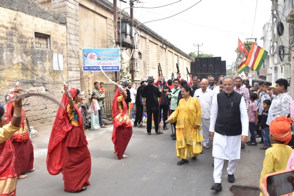 અષાઢી બીજ મહોત્સવ અને શોભાયાત્રામાં સહભાગી થતા વન અને પર્યાવરણ મંત્રી અર્જુન મોઢવાડીયા અષાઢી બીજ મહોત્સવ અને શોભાયાત્રામાં સહભાગી થતા વન અને પર્યાવરણ મંત્રી અર્જુન મોઢવાડીયા