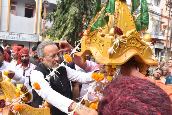 અષાઢી બીજ મહોત્સવ અને શોભાયાત્રામાં સહભાગી થતા વન અને પર્યાવરણ મંત્રી અર્જુન મોઢવાડીયા અષાઢી બીજ મહોત્સવ અને શોભાયાત્રામાં સહભાગી થતા વન અને પર્યાવરણ મંત્રી અર્જુન મોઢવાડીયા