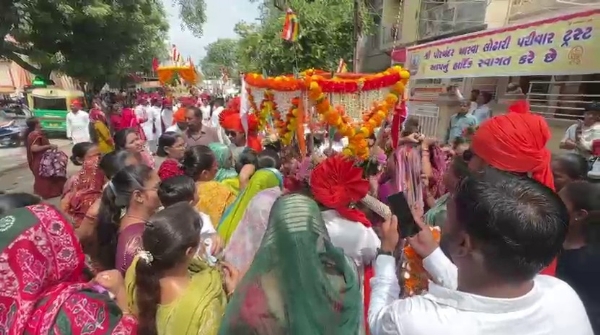 પોરબંદરમાં અષાઢી બીજે રામદેવજી મહાપ્રભુ જીની ભવ્ય પાલખી શોભાયાત્ર. પોરબંદરમાં અષાઢી બીજે રામદેવજી મહાપ્રભુ જીની ભવ્ય પાલખી શોભાયાત્ર.