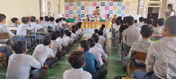 વી. જે . મદ્રેસા બોયઝ હાઈસ્કૂલમાં સાયબર ક્રાઇમ જાગૃતિ સેમિનાર યોજાયો. વી. જે . મદ્રેસા બોયઝ હાઈસ્કૂલમાં સાયબર ક્રાઇમ જાગૃતિ સેમિનાર યોજાયો.