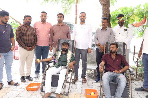 અમરેલીના જેસીંગપરામાં રક્તદાન કેમ્પ યોજાયો, રાજ્ય મંત્રી કૌશિકભાઈ વેકરીયાએ આપી ઉપસ્થિતિ અમરેલીના જેસીંગપરામાં રક્તદાન કેમ્પ યોજાયો, રાજ્ય મંત્રી કૌશિકભાઈ વેકરીયાએ આપી ઉપસ્થિતિ