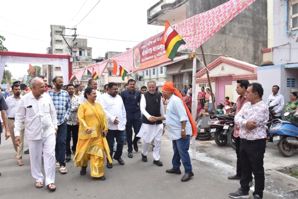 અષાઢી બીજ મહોત્સવ અને શોભાયાત્રામાં સહભાગી થતા વન અને પર્યાવરણ મંત્રી અર્જુન મોઢવાડીયા અષાઢી બીજ મહોત્સવ અને શોભાયાત્રામાં સહભાગી થતા વન અને પર્યાવરણ મંત્રી અર્જુન મોઢવાડીયા