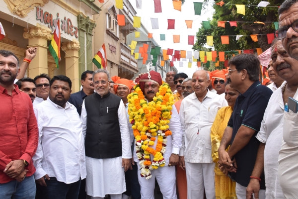 અષાઢી બીજ મહોત્સવ અને શોભાયાત્રામાં સહભાગી થતા વન અને પર્યાવરણ મંત્રી અર્જુન મોઢવાડીયા અષાઢી બીજ મહોત્સવ અને શોભાયાત્રામાં સહભાગી થતા વન અને પર્યાવરણ મંત્રી અર્જુન મોઢવાડીયા