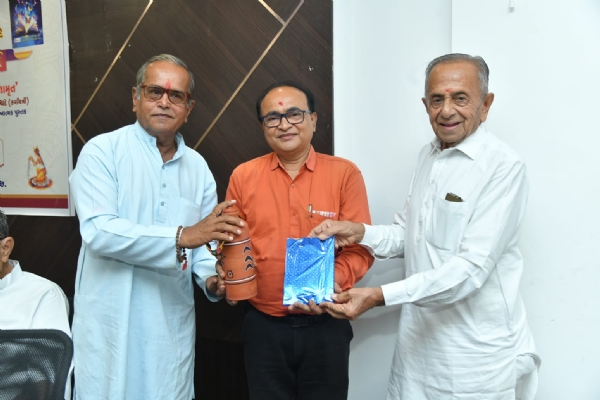 કચ્છ યુનિવર્સિટી ખાતે પુસ્તક વિમોચન કચ્છ યુનિવર્સિટી ખાતે પુસ્તક વિમોચન