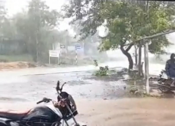 ગામમાં પડી રહેલો વરસાદ ગામમાં પડી રહેલો વરસાદ
