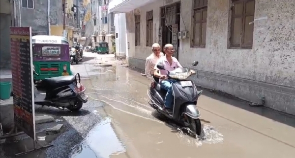 ગટર ઉભરાઈ ગટર ઉભરાઈ