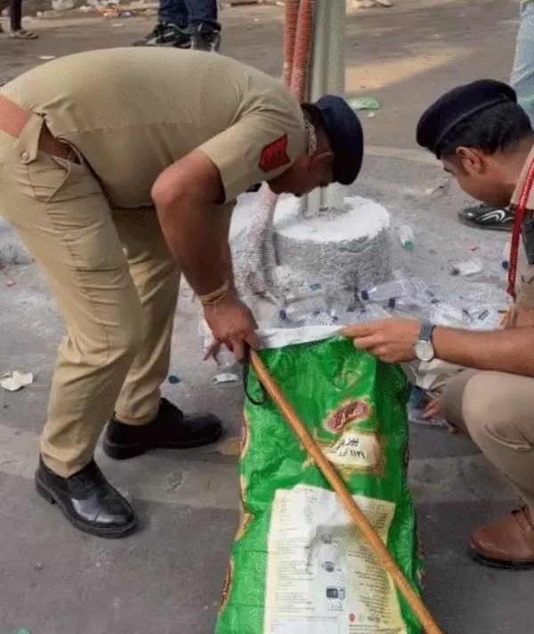 fficers from IPS to PI cleaned the route of the Rath Yatra fficers from IPS to PI cleaned the route of the Rath Yatra